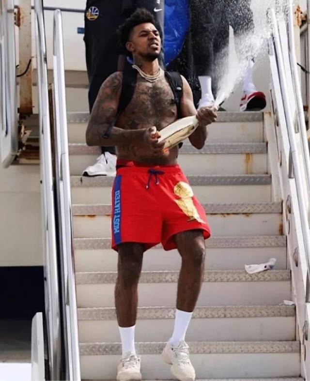 在辉煌与遗憾之间：科斯蒂亚的告别与自白（荣光与缺憾的交界处：科斯蒂亚的告别自述）