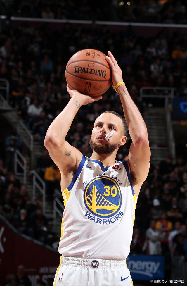 篮板球被他一个人统治了（他一人称霸篮板）