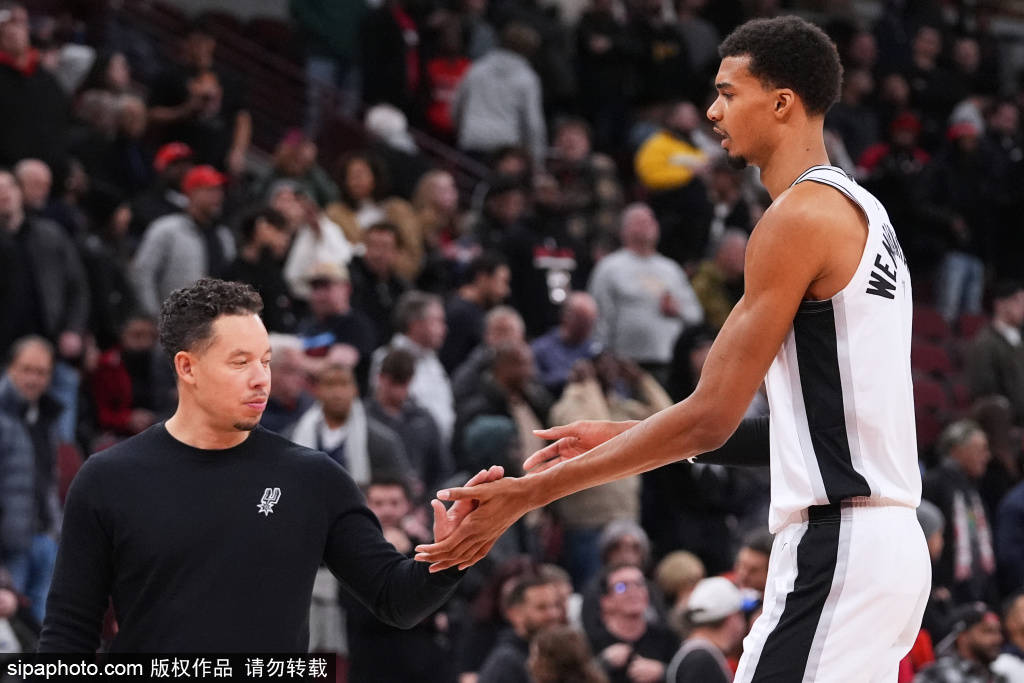 克莱：莫兰特总爱滔滔不绝说个不停，但很少承担责任（克莱谈莫兰特：总是喋喋不休，却难见担当）