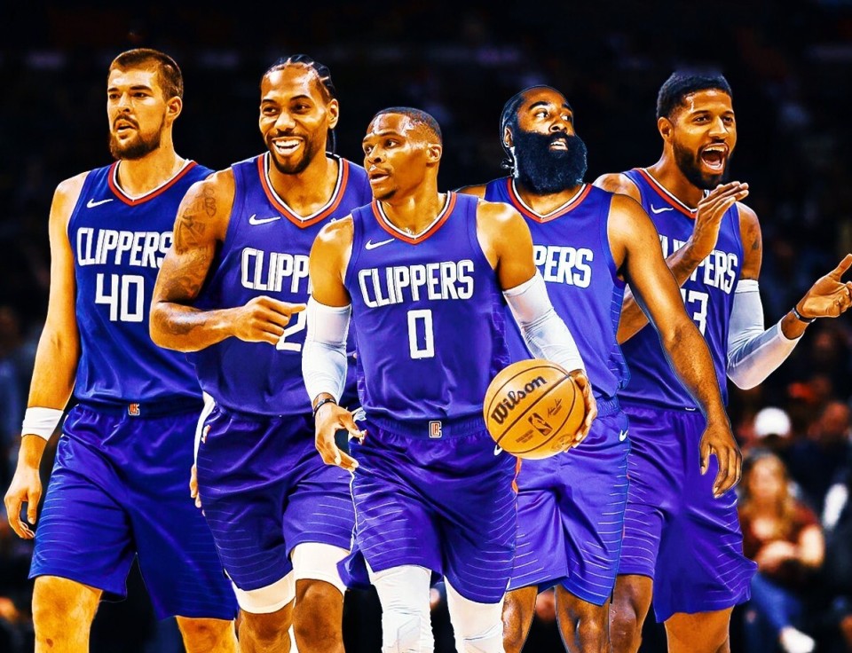 泰州队“苏超”冠军奖杯开启全市巡展，第一站在海陵老街（泰州队“苏超”冠军奖杯全市巡展启幕，首站海陵老街）