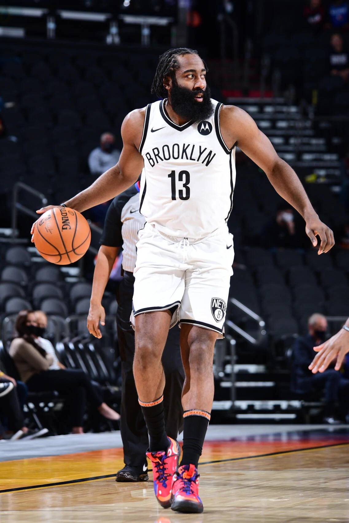 塞尔：赫罗纳高层非常喜欢巴萨中场贝尔纳尔，想在冬窗租借他（塞尔：赫罗纳高层青睐巴萨中场贝尔纳尔，计划冬窗租借）