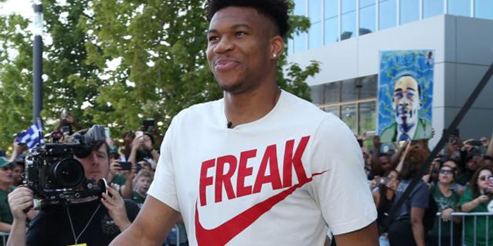 这雪有点大，欧冠赛前一名挪威记者在博德闪耀的球场边线处滑雪（欧冠赛前风雪骤起，挪威记者在博德闪耀场边滑雪）