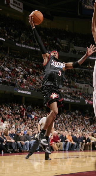 有惊无险，小麦和孔蒂所乘飞机警告灯误报导致飞机迫降（警告灯误报引发紧急迫降，小麦与孔蒂所乘航班平安落地）