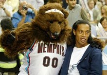 津媒：巴顿和阿代米因有伤在身没参加津门虎vs国安的热身赛（津媒：巴顿、阿代米因伤缺席津门虎对国安热身赛）